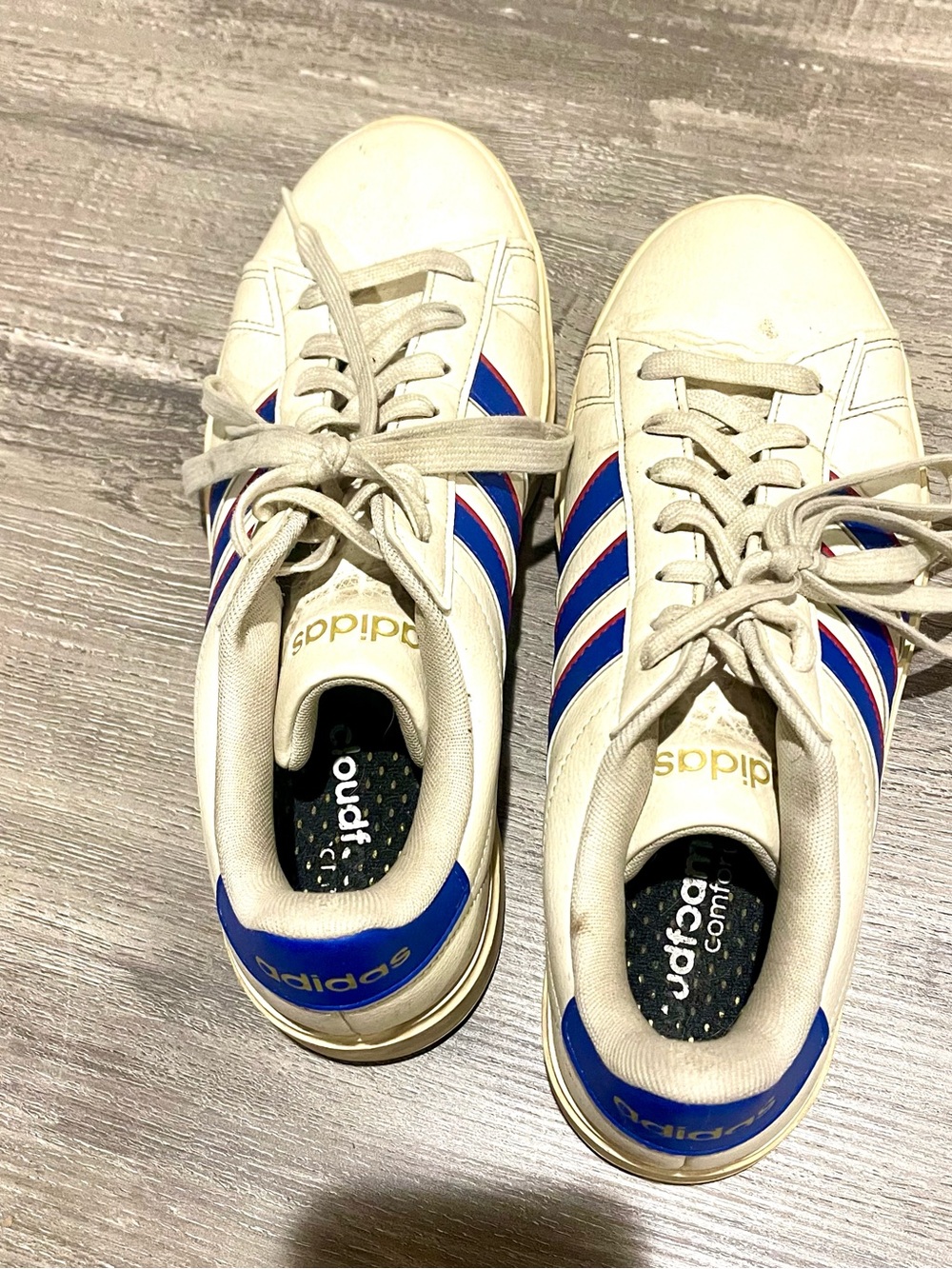 adidas Men’s8.5 /Womens 10 Cream Sneakers with Blue and Red Stripes
